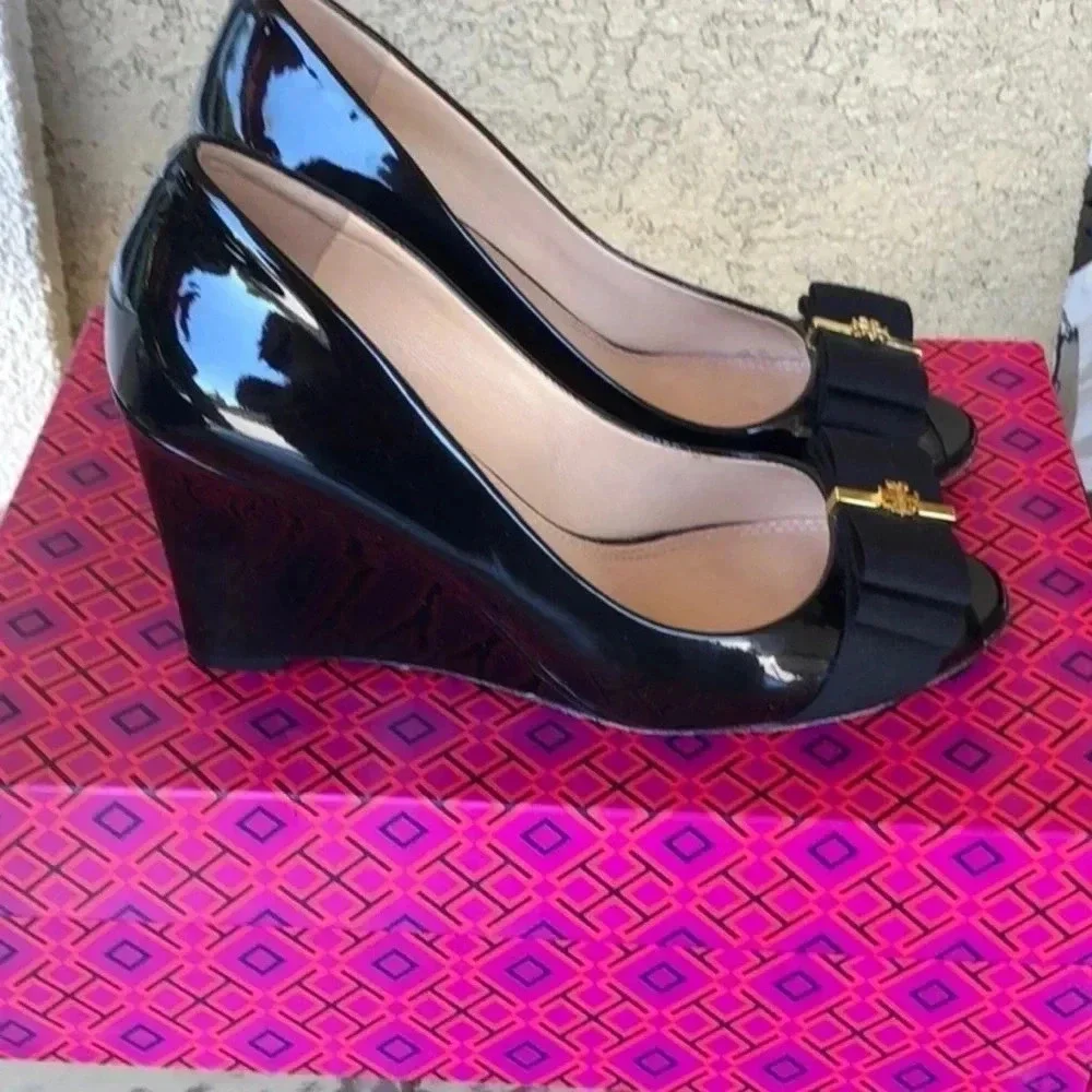 Tory Burch Black patent leather with bow and gold TB emblem Leather sole